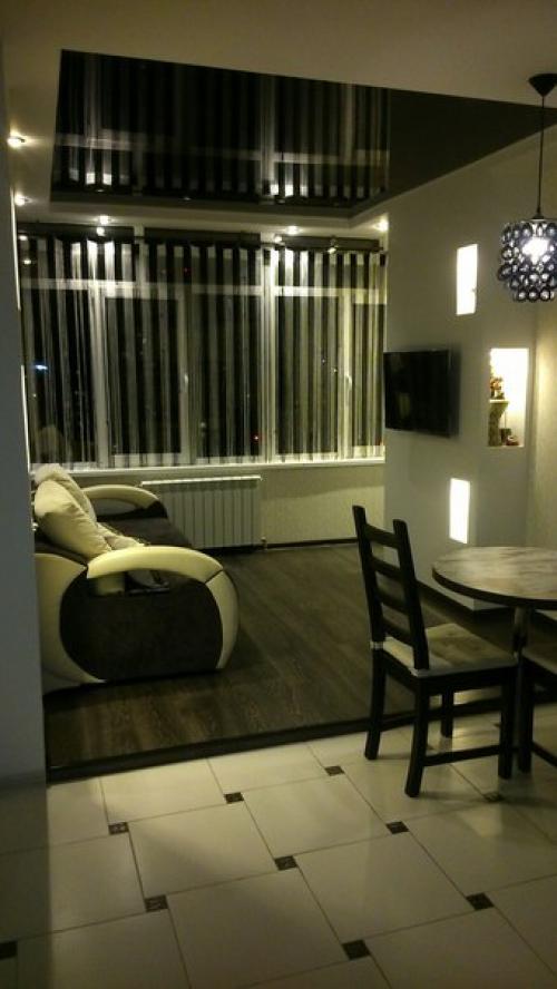 Интересны мнения, это наша кухня - студия черный пол сделан в виде подиума. 03