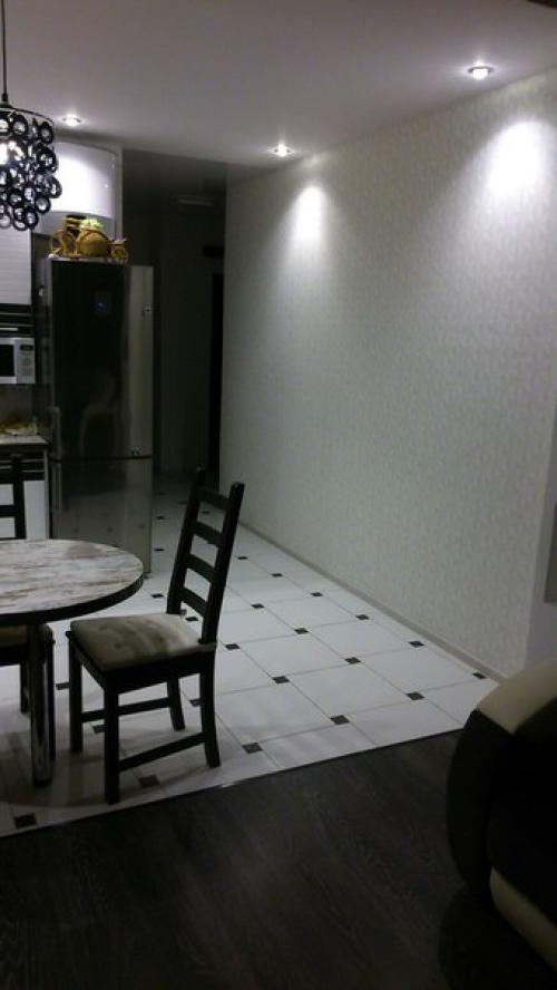 Интересны мнения, это наша кухня - студия черный пол сделан в виде подиума. 02