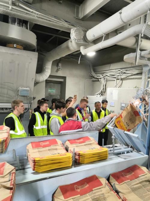 Экскурсия по заводу студентов ивановского политехнического колледжа прошла насыщенно и познавательно. 08