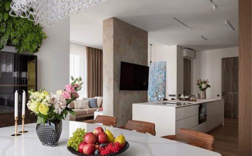 Такой дизайн интерьера - отличное решение для тех, кто хочет создать пространство, которое будет казаться более просторным и светлым. 02