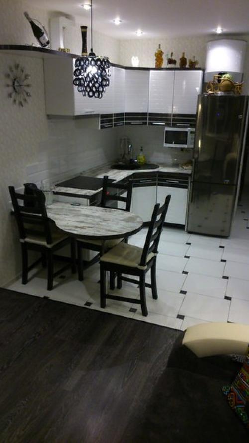 Интересны мнения, это наша кухня - студия черный пол сделан в виде подиума. 01