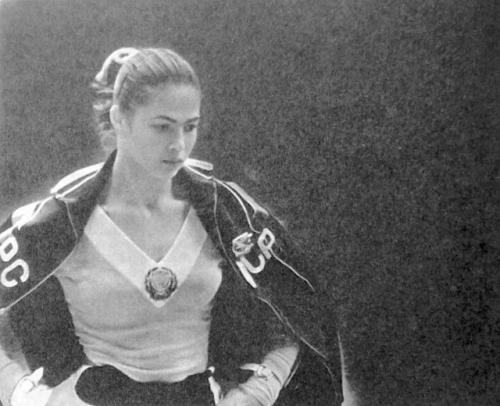 27 октября 1975 года во время многоборья Людмила турищева выполняла сложный элемент на брусьях.  