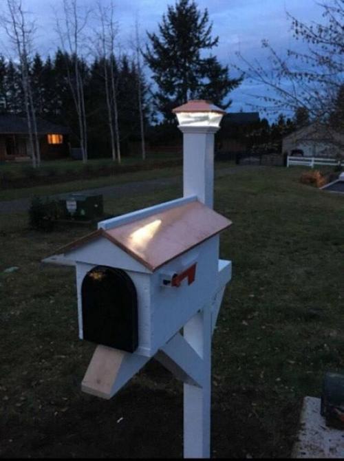 К оформлению почтового ящика дачного дома можно подойти с фантазией. 01