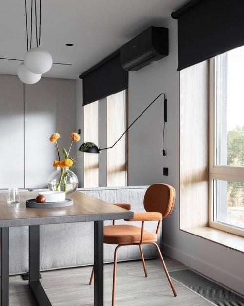 Интерьер просторной квартиры в светлых тонах с небольшими оранжевыми акцентами. 01