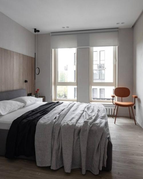 Интерьер просторной квартиры в светлых тонах с небольшими оранжевыми акцентами. 06