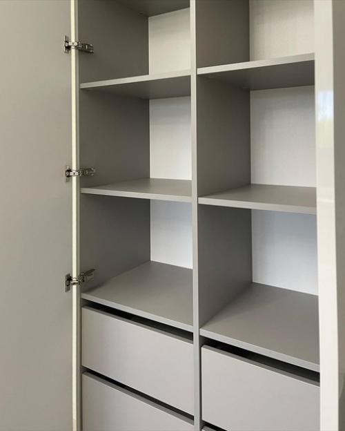 Закончили ремонт в спальне и установили мебель. 04