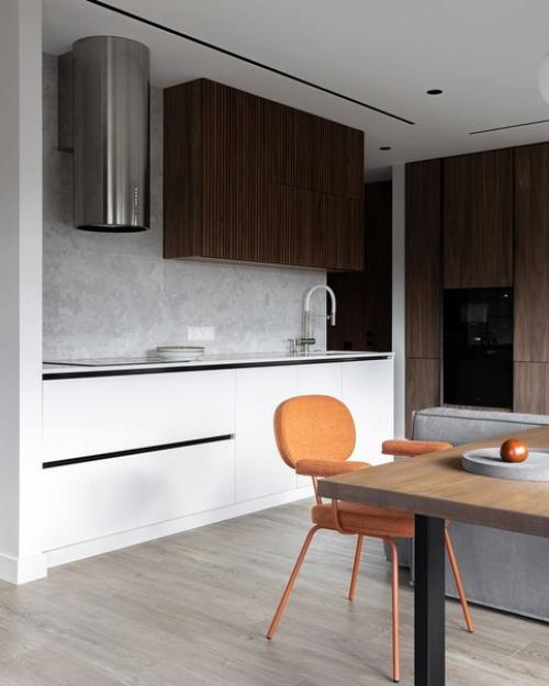 Интерьер просторной квартиры в светлых тонах с небольшими оранжевыми акцентами. 02