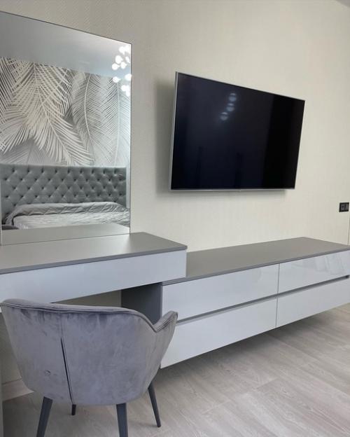 Закончили ремонт в спальне и установили мебель. 03