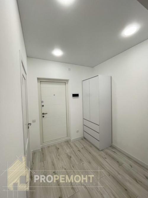 Квартира с современным дизайнерским ремонтом, с использованием натурального дерева в интерьере. 07