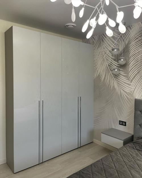 Закончили ремонт в спальне и установили мебель. 01