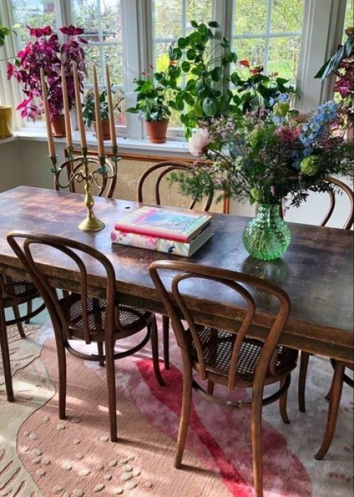 Очень атмосферно!  Столовые комнаты всегда навевают мысли о культурных и интеллигентных семьях! 06