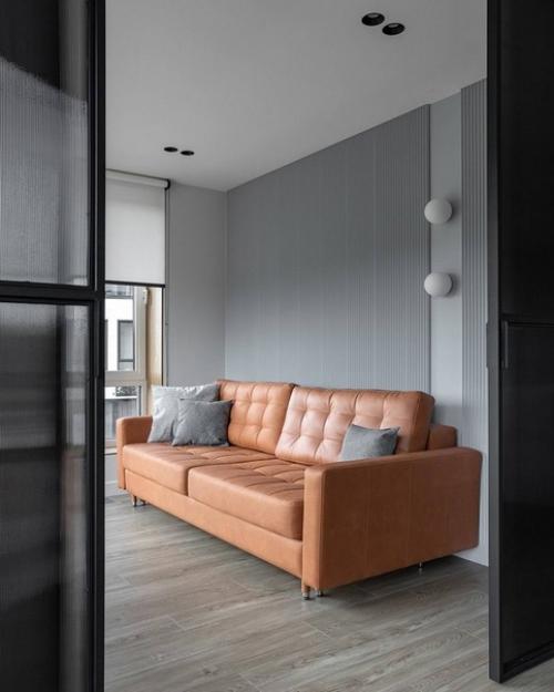 Интерьер просторной квартиры в светлых тонах с небольшими оранжевыми акцентами. 03