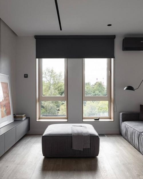 Интерьер просторной квартиры в светлых тонах с небольшими оранжевыми акцентами. 04