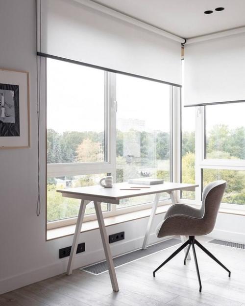 Интерьер просторной квартиры в светлых тонах с небольшими оранжевыми акцентами. 05