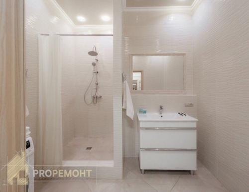 Эта шикарная светлая квартира понравится всем любителям спокойствия, уюта и нюдовых оттенков. 06