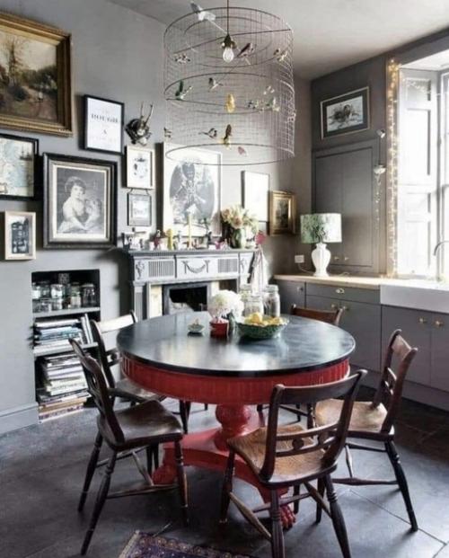 Очень атмосферно!  Столовые комнаты всегда навевают мысли о культурных и интеллигентных семьях! 07