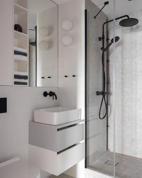 Интерьер просторной квартиры в светлых тонах с небольшими оранжевыми акцентами. 08