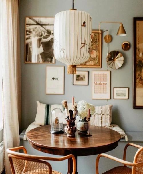 Очень атмосферно!  Столовые комнаты всегда навевают мысли о культурных и интеллигентных семьях! 08