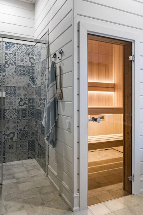 Загородный дом с панорамным видом на пруд: когда природа становится частью интерьера. 07