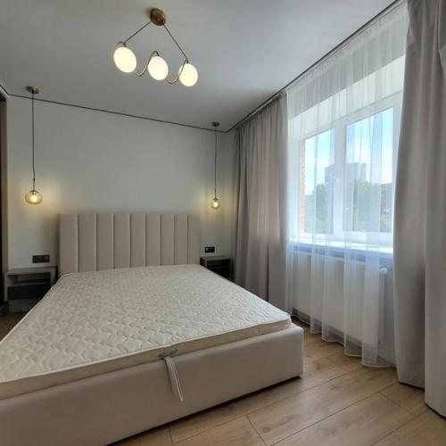 Очень стильная, современная с классной планировкой: просторная кухня, прихожая (диван), отдельная спальня (кровать. 05