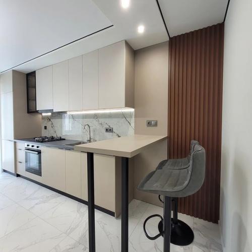 Очень стильная, современная с классной планировкой: просторная кухня, прихожая (диван), отдельная спальня (кровать. 09