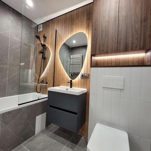 Очень стильная, современная с классной планировкой: просторная кухня, прихожая (диван), отдельная спальня (кровать. 07