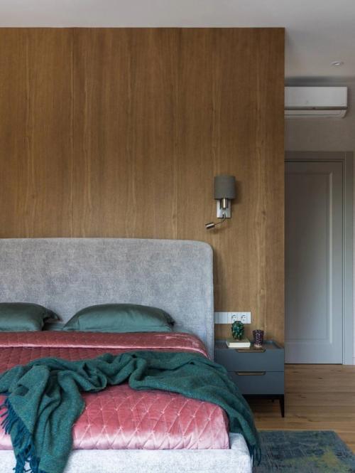 Этот интерьер - о балансе между сдержанной классикой и смелыми деталями. 01