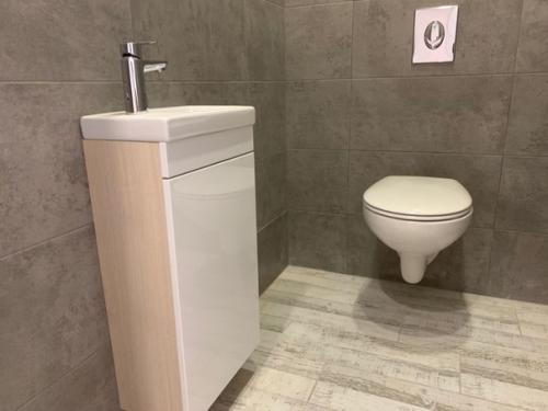 Двухкомнатная квартира 70 м 2 ремонт закончен, осталось мебель и двери поставить. 03