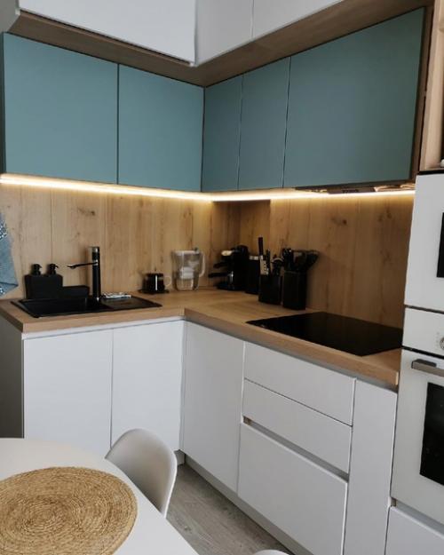 А мы вот так на небольшой кухне разместились. 01