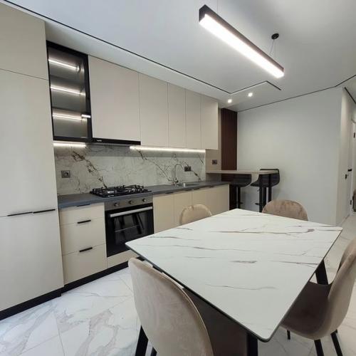 Очень стильная, современная с классной планировкой: просторная кухня, прихожая (диван), отдельная спальня (кровать. 02