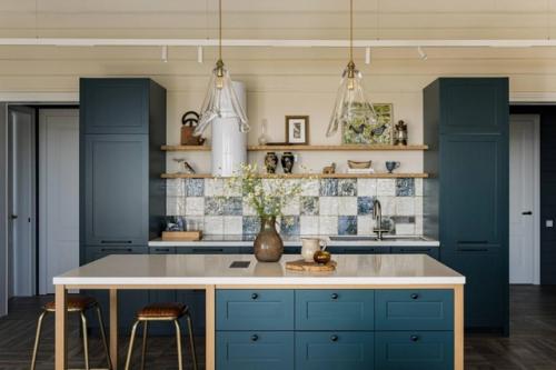 Загородный дом с панорамным видом на пруд: когда природа становится частью интерьера. 01