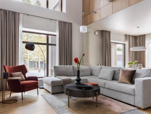 Этот интерьер - о балансе между сдержанной классикой и смелыми деталями. 03