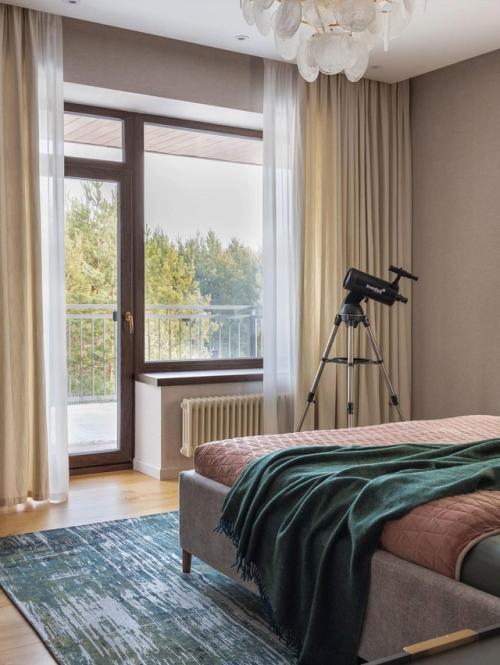 Этот интерьер - о балансе между сдержанной классикой и смелыми деталями. 06