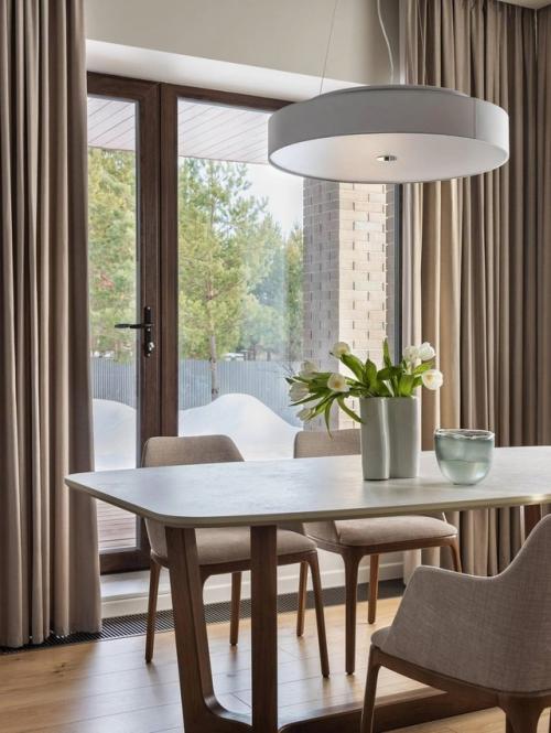 Этот интерьер - о балансе между сдержанной классикой и смелыми деталями. 04