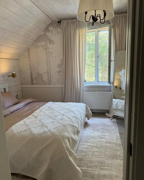 Думаю, слова здесь действительно лишние. 06