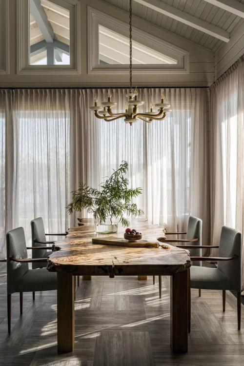 Загородный дом с панорамным видом на пруд: когда природа становится частью интерьера. 03