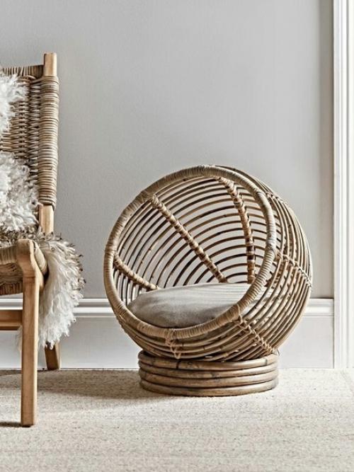 Таким образом, если вам надоело, что питомец выселяет вас с собственного дивана, то пора задуматься о покупке лежака для четвероногого друга. 07