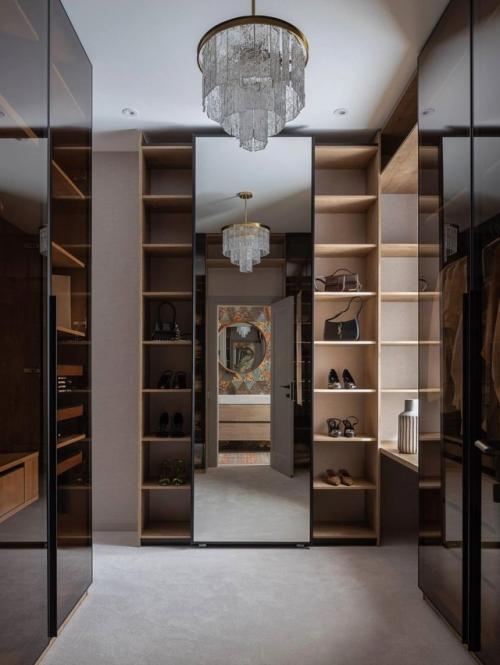 Этот интерьер - о балансе между сдержанной классикой и смелыми деталями. 07