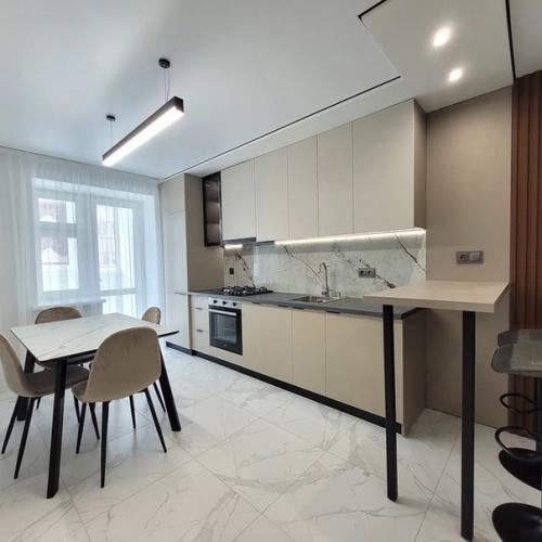 Очень стильная, современная с классной планировкой: просторная кухня, прихожая (диван), отдельная спальня (кровать. 03