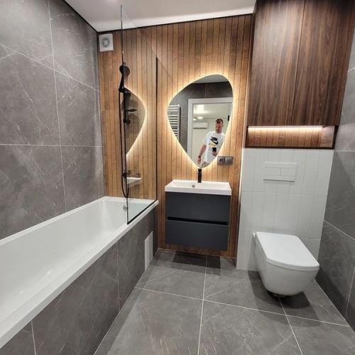 Очень стильная, современная с классной планировкой: просторная кухня, прихожая (диван), отдельная спальня (кровать. 06