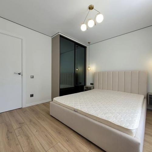 Очень стильная, современная с классной планировкой: просторная кухня, прихожая (диван), отдельная спальня (кровать. 04