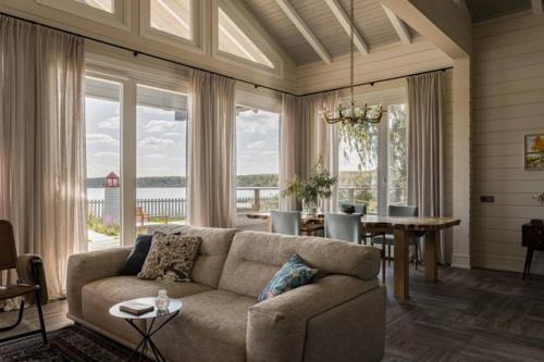 Загородный дом с панорамным видом на пруд: когда природа становится частью интерьера. 02