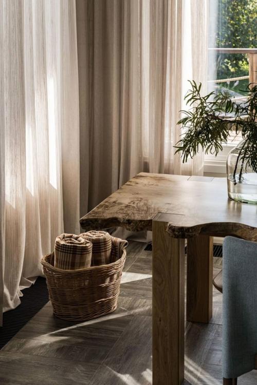 Загородный дом с панорамным видом на пруд: когда природа становится частью интерьера. 04