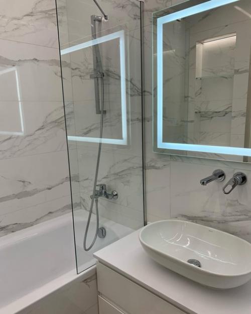 Санузел готов.  Не стали мудрить с плиткой и взяли крупноформатную плитку под мрамор от керма мараци. 01