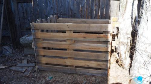 После постройки дома остались старые поддоны. 01