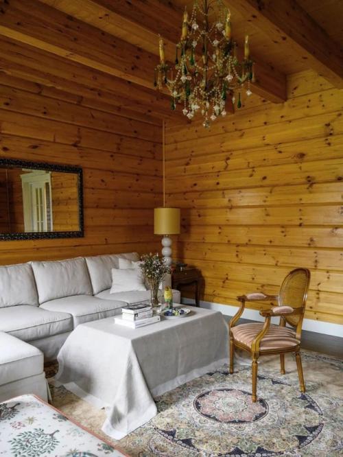 Русская усадьба с её утончённым интерьером вызывает восхищение - здесь чувствуется масштаб, вкус и внимание к деталям. 01