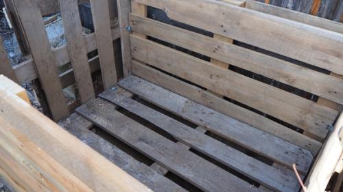 После постройки дома остались старые поддоны. 02