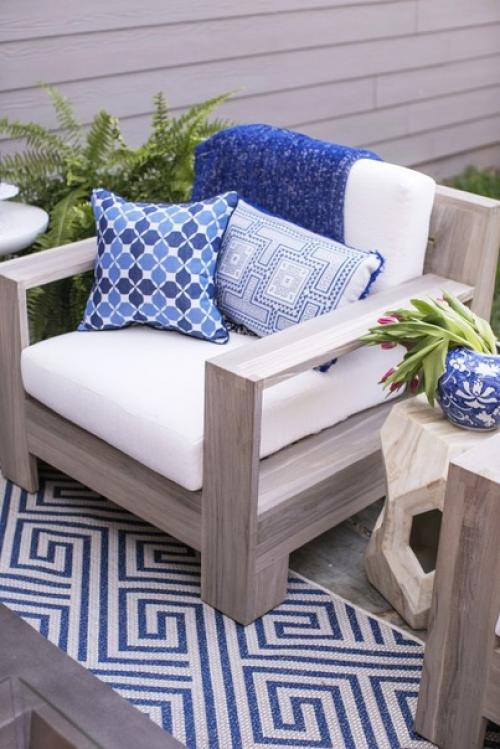 Садовая мебель вполне может быть мягкой и удобной. 03