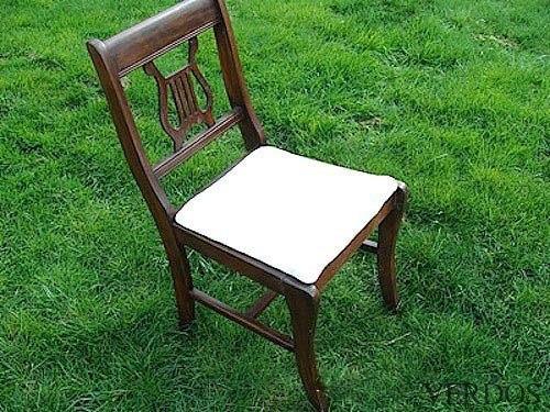 Скамья из сломанных стульев. 01