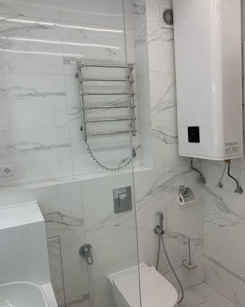 Санузел готов.  Не стали мудрить с плиткой и взяли крупноформатную плитку под мрамор от керма мараци. 02